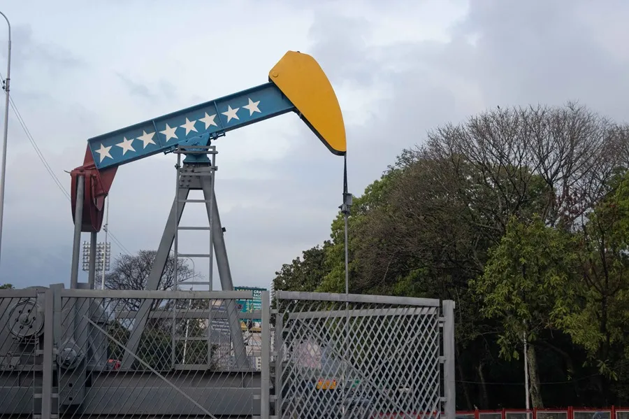 Trump aplicará aranceles a los que compren petróleo de Venezuela Qué implica para la economía de EE.UU.