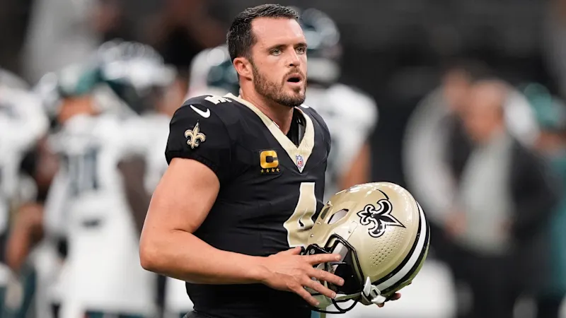 Los Saints sin su quarterback titular: Derek Carr sufre lesión en el hombro