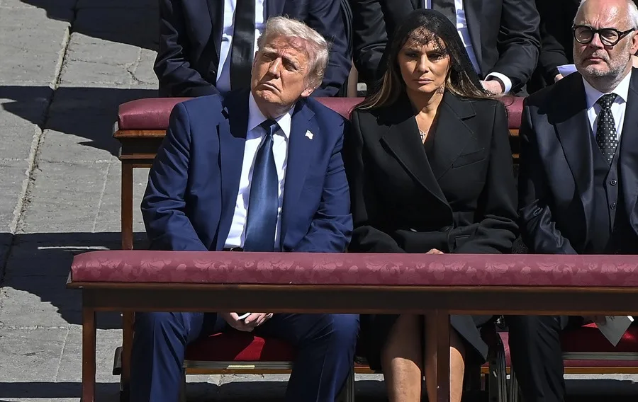 Trump criticado por su vestimenta en el funeral del Papa Francisco