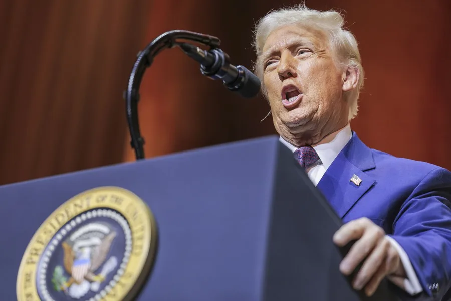 ‘Felices Pascuas, debiluchos’: Trump arremete contra jueces mientras crece la tensión migratoria