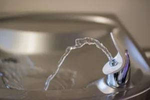Florida prohíbe el fluoruro en su sistema de agua potable Un beneficio para la salud - ¡Alerta calor! ¿Cómo protegerte de la deshidratación este verano?