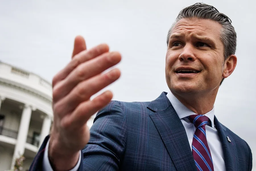 Hegseth usaba Signal a través de una línea no segura de internet en el Pentágono, según AP