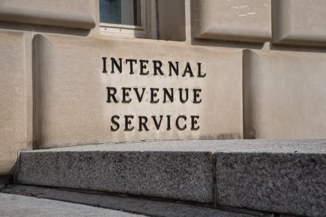 IRS: Trump reemplaza al director interino, ¿quién es?
