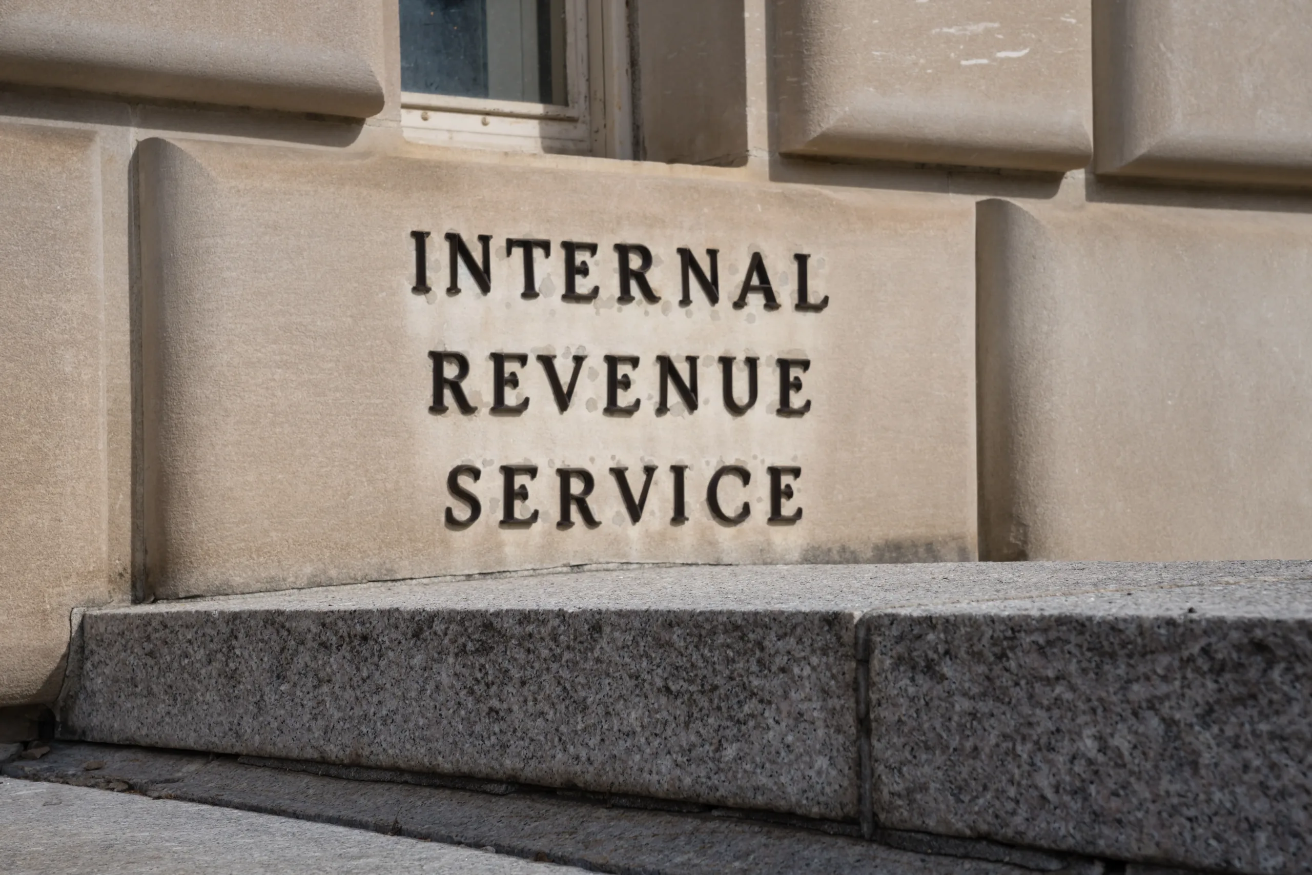 IRS: Trump reemplaza al director interino, ¿quién es?