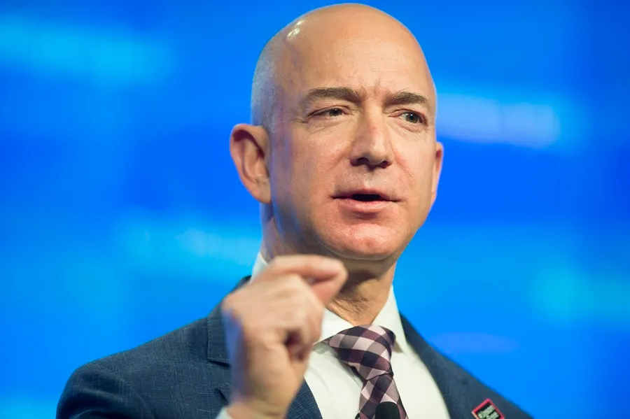 ¿Arma política?: Trump acusa a Bezos de reflejar los aranceles en sus productos de Amazon