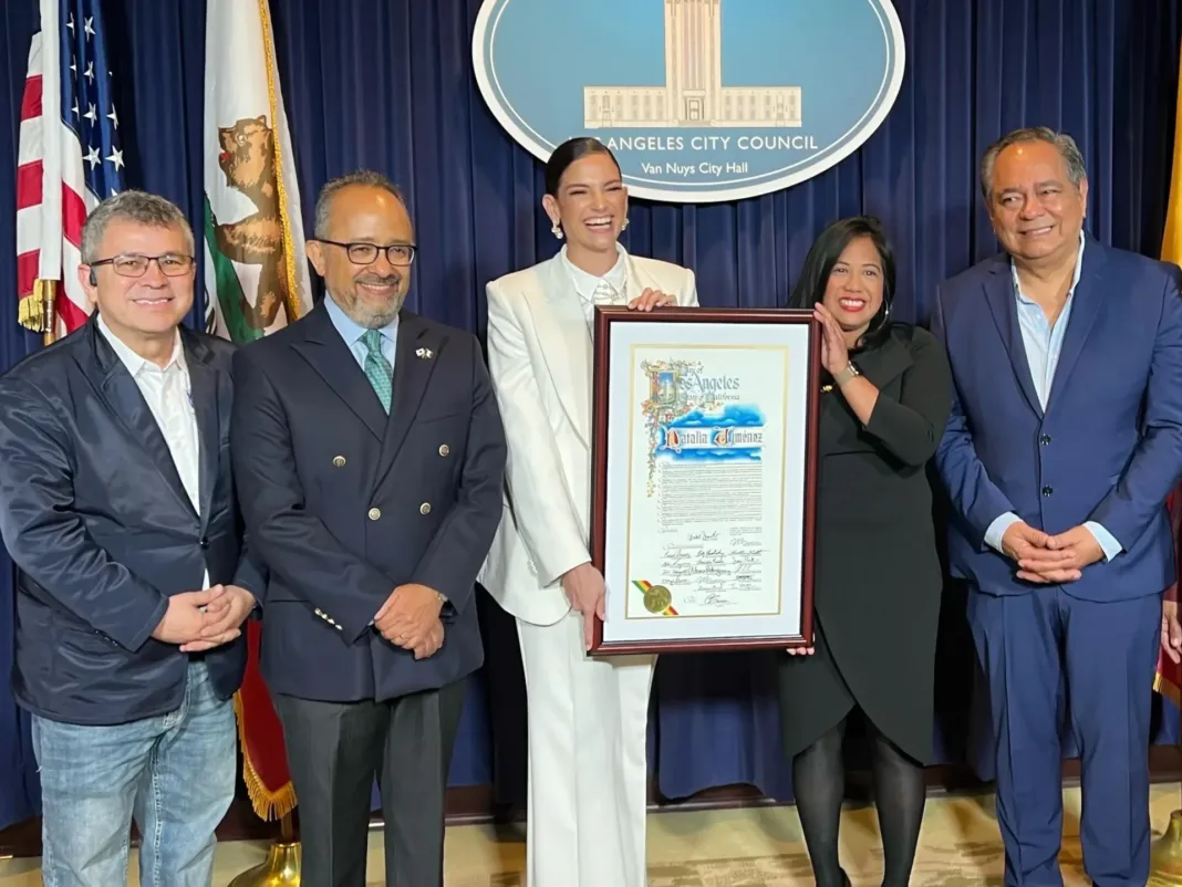 Natalia Jiménez es reconocida como Reina de la Fiesta Broadway 2025