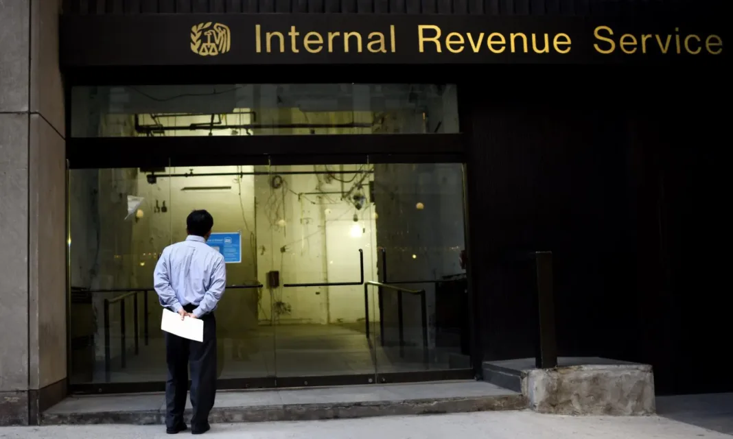 Posible revés en el acuerdo de IRS y ICE Jueza lo revisará