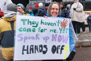 ¡Hands Off!: Protestas masivas contra Trump hoy 5 de abril 