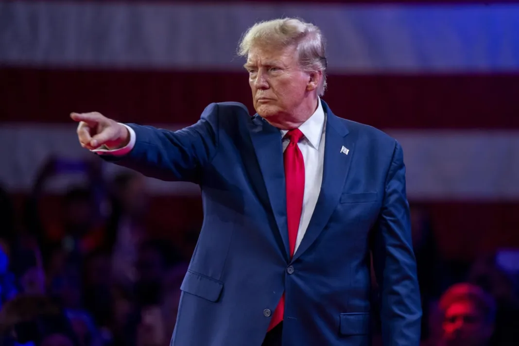 Juez bloquea intento de Trump de revocar parole a miles de migrantes en EE.UU.