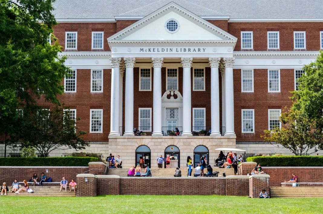 Trump restaura estatus legal a estudiantes internacionales arrepentimiento o estrategia