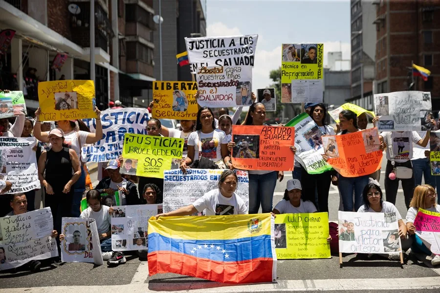 Venezolanos detenidos en El Salvador familias exigen pruebas de vida