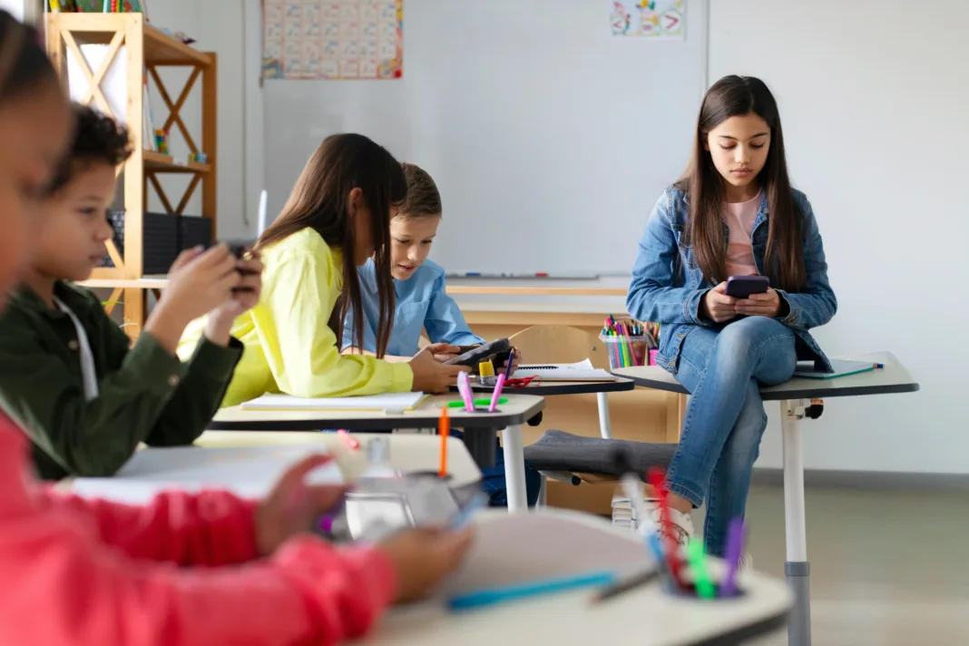 Adiós a los celulares: Nueva York prohíbe su uso en escuelas públicas