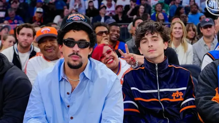 Bad Bunny y Timothée Chalamet juntos en partido de la NBA Nace una nueva amistad