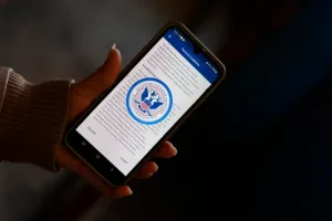 Revocan permisos laborales a miles de migrantes que ingresaron por CBP One