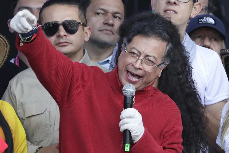 Colombia presidente Petro afirma que tuvo cirugía facial por salud