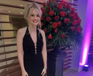 Dannielynn Birkhead rinde emotivo homenaje a su madre Anna Nicole Smith