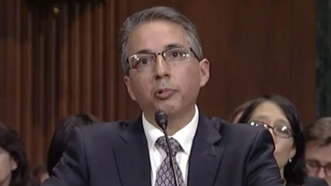 Insólito fallo: juez latino nombrado por Trump desautoriza la Ley de Enemigos Extranjeros 