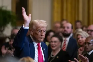 Trump exige a Harvard revelar identidad y nacionalidad de estudiantes internacionales