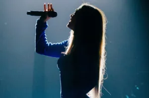 Jennifer Lopez enciende los AMAs 2025 con besos a sus bailarines