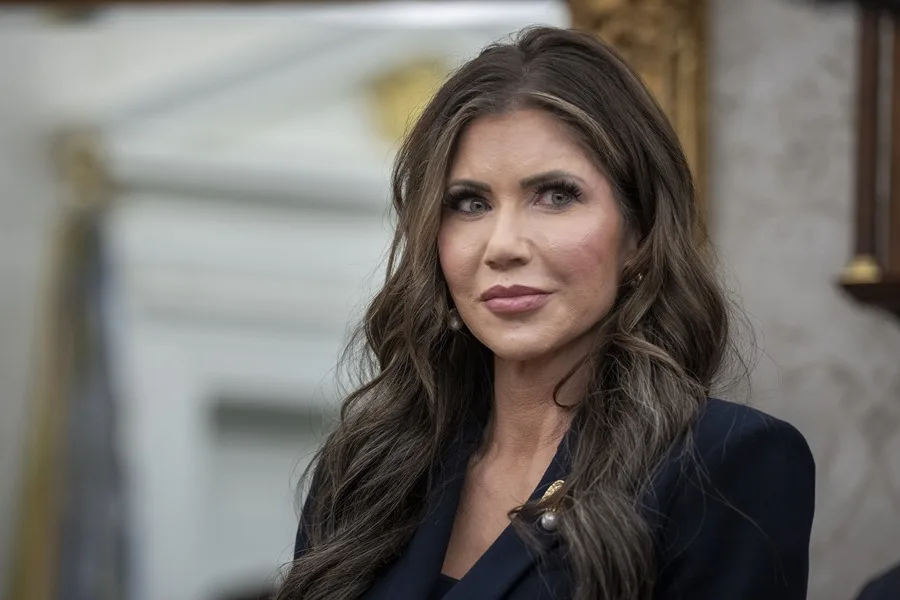 Kristi Noem lanza nuevo spot con mensaje antimigratorio que ya circula en México