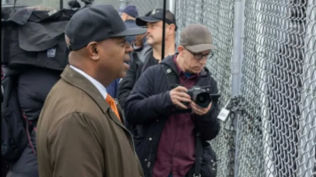 Liberan al alcalde de Newark tras protesta por migrantes