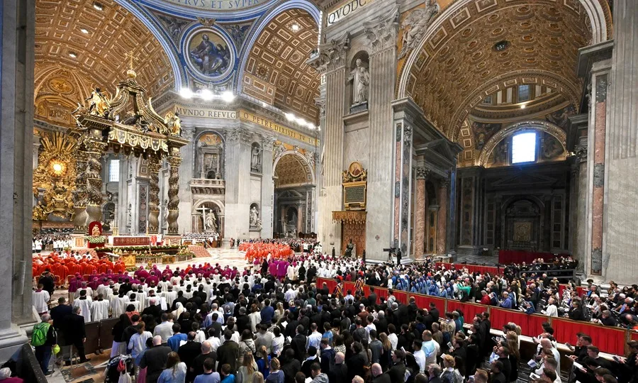 Los cardenales se retiran a almorzar antes de encerrarse para el cónclave en la Capilla Sixtina