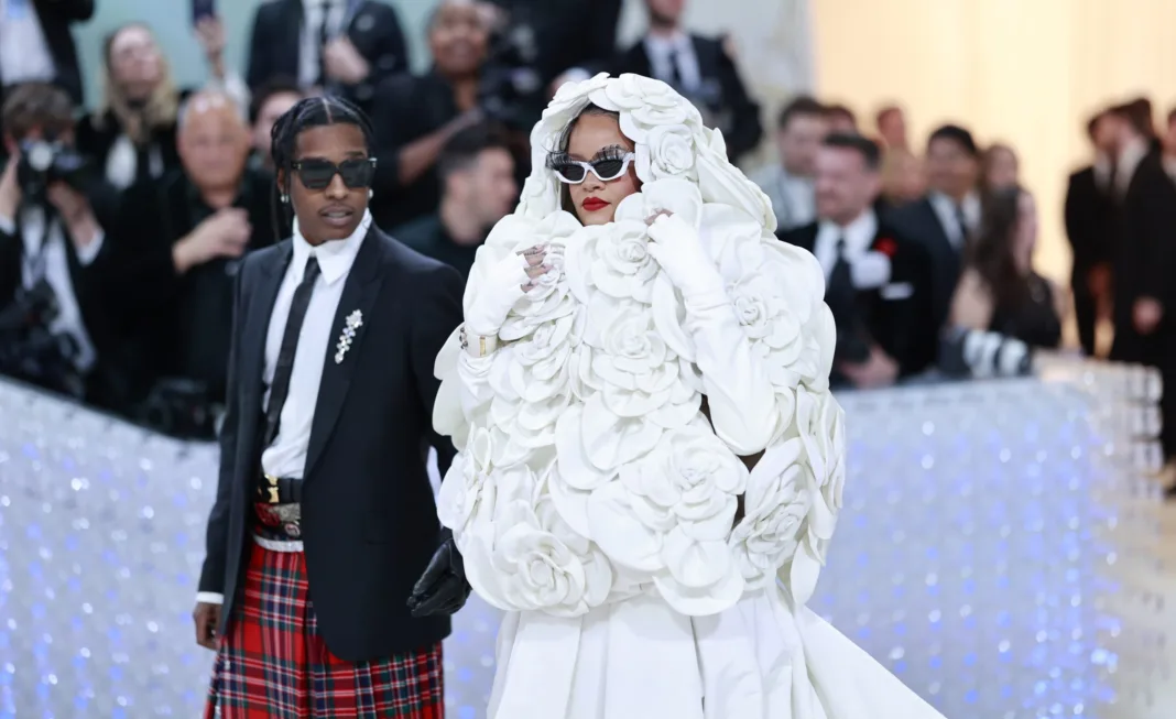Rihanna anuncia su tercer embarazo en la Met Gala 2025
