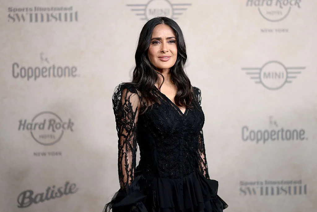 Salma Hayek deslumbra en la portada de Sports Illustrated Swimsuit a los 58 años