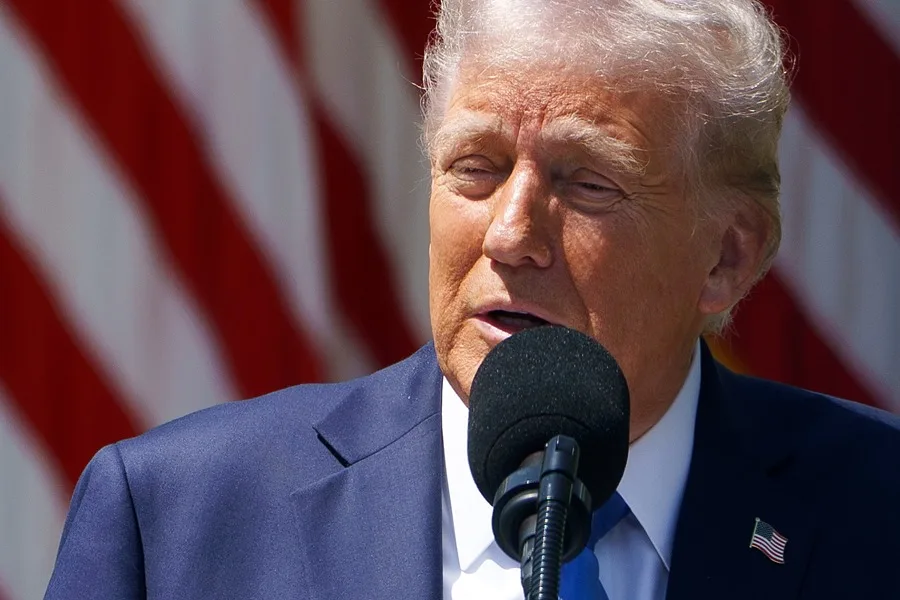 Trump anuncia sanciones por petróleo