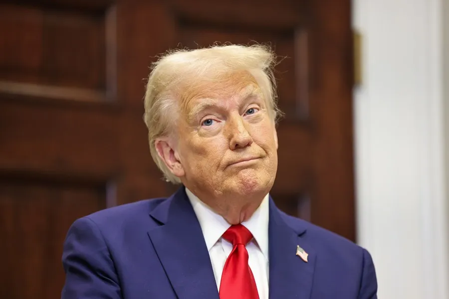 Trump postea foto en la que se presenta como “opción para Papa”