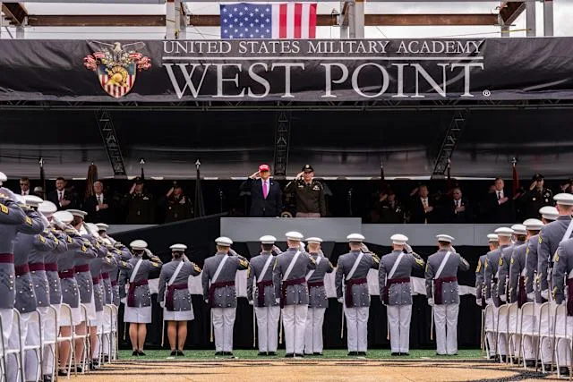 Trump usa graduación en West Point