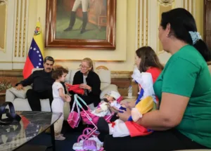 Emotivo reencuentro: niña venezolana regresa con su madre que fue deportada
