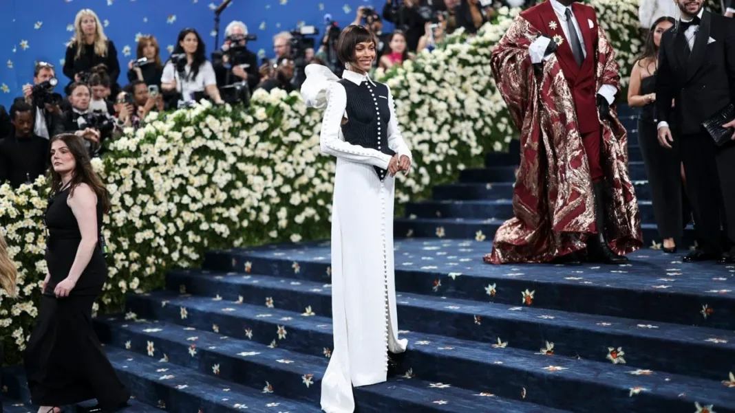 Zoe Saldaña luce un corte de cabello radical en el Met Gala 2025