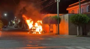 Ciudadanos queman casa de agresores de Misael, joven que vendía fruta en Tehuacán