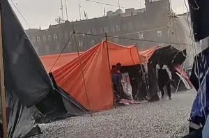 Lluvia de granizo en el Zócalo de la CDMX cae sobre maestros de la CNTE