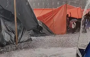 Lluvia de granizo en el Zócalo de la CDMX cae sobre maestros de la CNTE