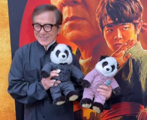 Jackie Chan se roba la noche con gesto emotivo en la premiere de 'Karate Kids: Leyendas'