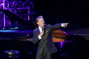 El Sol brilla más que nunca: Luis Miguel es el latino con la gira más exitosa