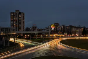 375,000 oportunidades laborales en McDonald's para este verano: aquí los detalles