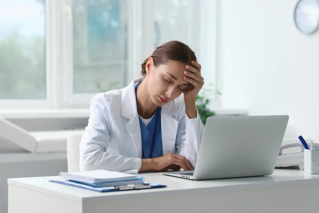 Alerta en el sector salud: 1 de cada 10 médicos enfrenta agotamiento severo