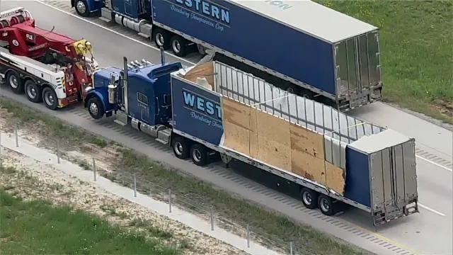 Texas: camión vuelca y esparce 8 millones de monedas en la autopista