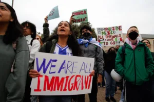 Operativo migratorio en Houston resulta en 528 deportaciones