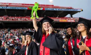 El emotivo mensaje de la Rana René a universitarios de Maryland