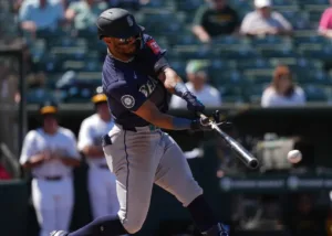 El dominicano Julio Rodríguez conecta jonron de 433 pies contra los Yankees