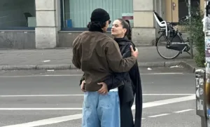 Rosalía y Emilio Sakraya oficializan su relación con romántico paseo en Múnich