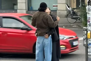 La Rosalía y Emilio Sakraya en las calles de Munich. Red Social TikTok