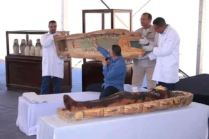 Descubrimiento de sarcófago de 3.500 años causa revuelo por imagen que parece Marge Simpson