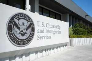 Pérez-Bertemati, ciudadano cubano, enfrenta cargos tras engañar a USCIS, ¿qué ocurrió?