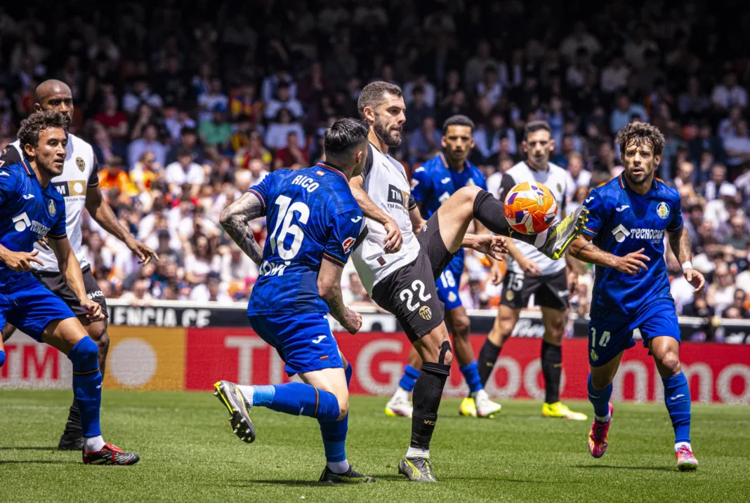 Valencia hunde a Getafe con contundente victoria de 3-0
