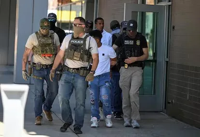 Así detiene ICE a migrantes en sus citas en las cortes